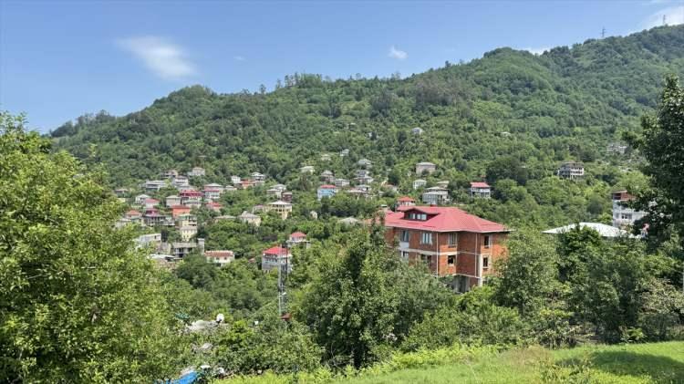 <p>Çakır, sınıra rağmen akrabalık ilişkilerini korumaya gayret ettiklerini, son yıllardaki evliliklerle de yeni bağların kurulduğunu sözlerine ekledi.</p>