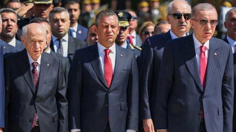 <p>Kurban Bayramı'nda, Cumhurbaşkanı Recep Tayyip Erdoğan ve Cumhurbaşkanı Yardımcısı Cevdet Yılmaz ile siyasi parti genel başkanlarının programları belli oldu.</p>
<p> </p>