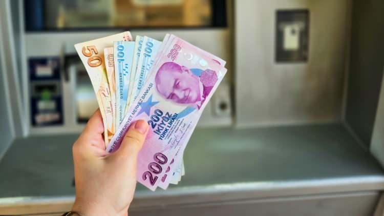 <p>Ücret, Prim, İkramiye ve Bu Nitelikteki Her Türlü İstihkakın Bankalar Aracılığıyla Ödenmesine Dair Yönetmeliği'nde yapılan değişikliğe göre işverenler 5 ve daha az personeli varsa maaşları elden ödeyebiliyordu.</p>