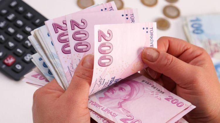 <p>Yapılan değişiklikle birlikte 5 işçi sayısı 3 işçiye düşürüldü.<br />
<br />
Böylece işverenler 3 ve 3'ten az işçi çalıştırıyorsa maaş, prim, ikramiye gibi ödemeleri elden yapabilecek. 4 ve üstü işçisi olanlar bankalar aracılığıyla ödemeleri gerçekleştirecek.</p>