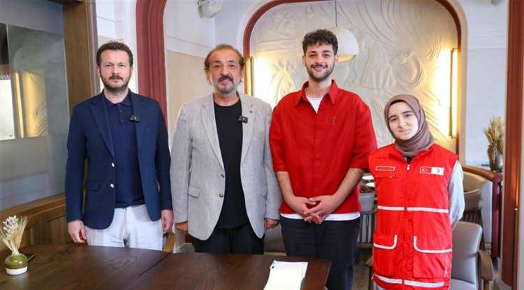<p>Kurban vekaletlerini Türk Kızılay'a bağışlayan ünlü şef Mehmet Yalçınkaya ve oğlu Utkan Yalçınkaya'nın vekaletlerini, Ankara'da Türk Kızılay İletişim ve Bağış Yönetimi Genel Müdürü Murat Solak kabul etti.</p>