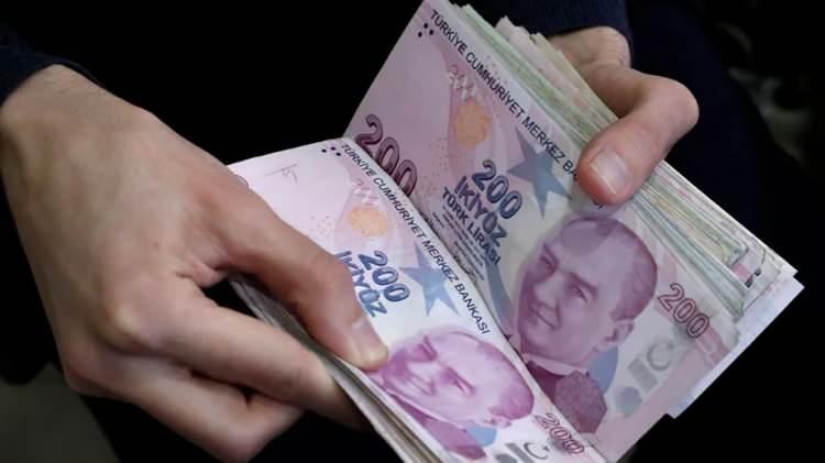 <p><strong>MEMUR VE MEMUR EMEKLİLERİ İÇİN FARKLI</strong></p>
<p><br />
<br />
Memur maaşları ile memur emeklisinin aylıklarına 2025'in ilk 6 ayında yüzde 6, ikinci 6 ayında yüzde 5 zam yapılacak. Bu zam oranları enflasyonun altında kalırsa gerçekleşecek. </p>