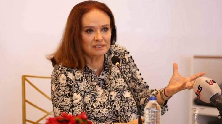 <p><span style="color:#000000"><strong>Türk sinemasının kült yapımlarında aldığı rollerle hafızalara kazınan Müjde Ar, başrolünü üstlendiği birçok filmi televizyon kanallarında, sosyal medyada ve dijital platformlarda izinsiz yayınlandığı iddiasıyla Sinan Çetin'in kurucusu olduğu Plato Film ile mahkemelik oldu.</strong></span></p>