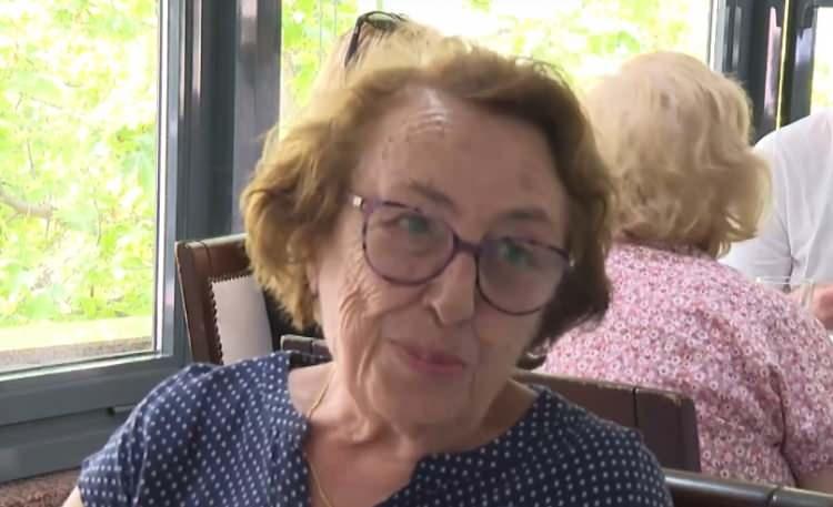 <p><strong><span style="color:#800000">UZAKTAKİ &Ccedil;OCUKLARIYLA TELEFONDAN BAYRAMLAŞTI</span></strong></p>

<p><span style="color:#000000">Bir yıldır huzurevinde kalan emekli &ouml;ğretmen G&ouml;n&uuml;l Şimşek, kurumda d&uuml;zenlenen programda arkadaşlarıyla bayramlaştıklarını, uzaktaki &ccedil;ocukları ve akrabalarıyla ise telefondan bayramlaştıklarını anlattı. Şimşek, yakınlarının kendisini sık sık ziyarete geldiğini de belirtti.</span></p>
