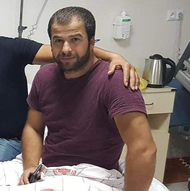 <p>Sivas’ın Yıldızeli ilçesinde eski muhtar C.A., arazi anlaşmazlığı sebebiyle çıkan tartışmada bir kardeşini öldürüp diğer kardeşi ve kendi oğlunu yaraladı.</p>
<p> </p>