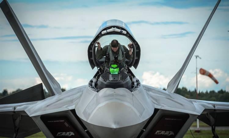 <p><strong><span style="color:#B22222">F-22 RAPTOR SAVAŞ UÇAĞININ İÇİ</span></strong></p>

