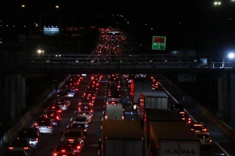 <p>Otoyolların kesişim noktasında trafik durma noktasına geldi.</p>
<p> </p>