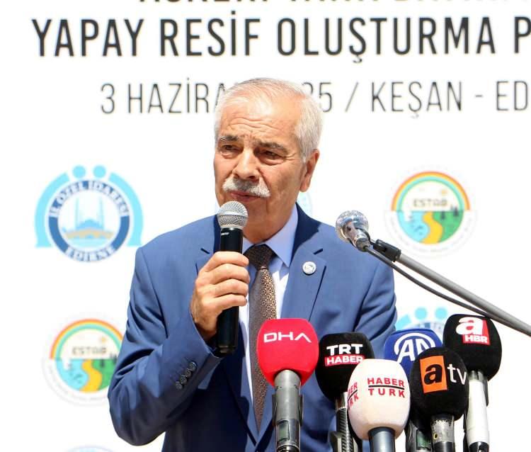 <p><span style="color:#FF0000"><strong>'ÖNCELİKLE SU ALTI TARİHİ MÜZESİ ŞEKLİNDE BİR PROJE HAZIRLATTIK'</strong></span></p>

<p>Keşan Belediye Başkanı Mehmet Özcan, yapay resif projesi geçmişi 2008'li yıllara dayandığını anlattı. Özcan, "Bizim bölgemizde yaz turizmi klasik deniz, kum, güneş sezonu kısa. Biz dedik ki buna su altı görsellikleri, su altı sporları da katılsın ki bu kısa olan süreyi başka yönlerden telafi edelim diye. Çanakkale Savaşları'na çok yakın bir coğrafyadayız. Öncelikle su altı tarihi müzesi şeklinde bir proje hazırlattık. Bu arada yaptığımız projenin üç hedefi vardı. Bir kaçak balık avcılığının önlenmesi, ikincisi yerel balıkçılara katkıda bulunmak, üçüncüsü de su altı görsellikleri konusunda yardımcı olmamızdı. Öncelikle bu limanın biraz doğu kısmında, tank batığının olacağı yerin biraz uzağında her biri 720 kilogram olan birer metreküp demirli küpler attık. Biri o noktada biri biraz daha açıkta. Emin olun 3 ay sonra o kadar çok canlı gördük ki içlerinde. Hatta o batıklar sırasında burada şamandıralarda sapsarı kalamar yumurtaları görüldü. Hiç tutulmayacak şekilde şuradan oltalarıyla kalamar yakalayanlar oldu. Bundan mutlu olduk. Daha sonra Erikli'deki su sporları yerleşkemizde heykel sanatçılarıyla Seyit Onbaşı'nın heykeli, Türk askerlerinin heykelleri, İngiliz askerlerinin heykelleri derken, buna birden Nusret Mayın Gemisi'ni ekledik, Samsun'dan getirdiğimiz ikiye ayrılmış bir sahil güvenlik botunu bu limanda bazı rötuşlarla Nusret Mayın Gemisi'ne benzetip onun plakasını çaktırdık. Ve 1 Eylül Dünya Barış Günü'nde de çok görkemli bir törenle batığını yaptık. Hala onun hatıraları kafamda canlanıyor. Daha sonra da dönemim için de başlayıp 5 yıl ara vermeden hemen başında, mayıs ayında dünyanın en büyük uçak batığı, batık işlemini gerçekleştirdik. Burada TANAP projesiyle finanse etmiştik. Şimdi de o projenin ilavesi olan, orada bir askeri tank batığını icra edeceğiz. Ben bu konuda bize yardımcı olan, önderlik eden, hiç mütevazı olmayacağım Sayın Valim, çok teşekkür ederim sizlere. Yağcılık falan kabul etmeyin bunu, bize kalsa bunu 2-3 senede zor tamamlardık. Sağ olun, var olun. Makamınızda, olduğunuz yerlerde, burası olsun, belki başka yerler olur, ülkemize hayırlı hizmetler yapmanızı temenni ediyorum" ifadelerini kullandı.</p>
