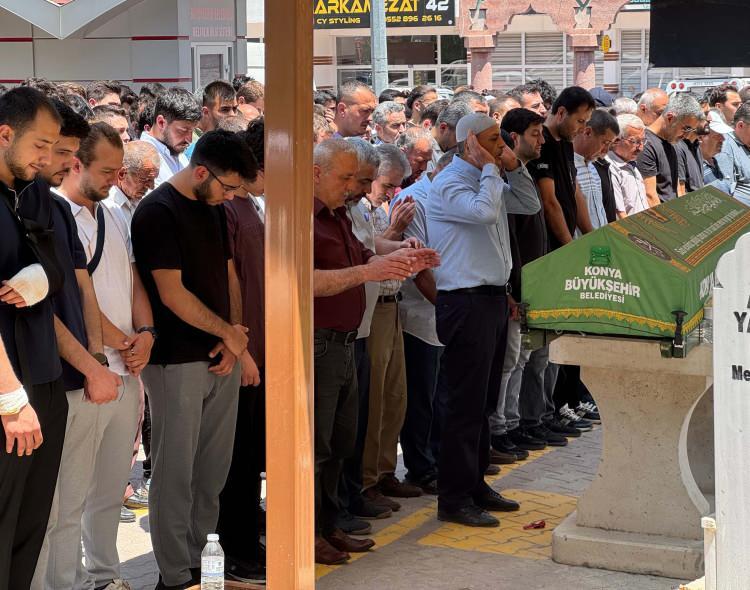 <p>Cenazeye ailesi, yakınları ve meslektaşları katıldı.</p>