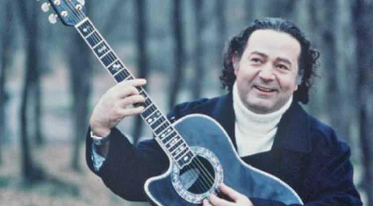 <p>Usta sanatçı Kayahan, 3 Nisan 2015'te dünyaya gözlerini yumdu.</p>