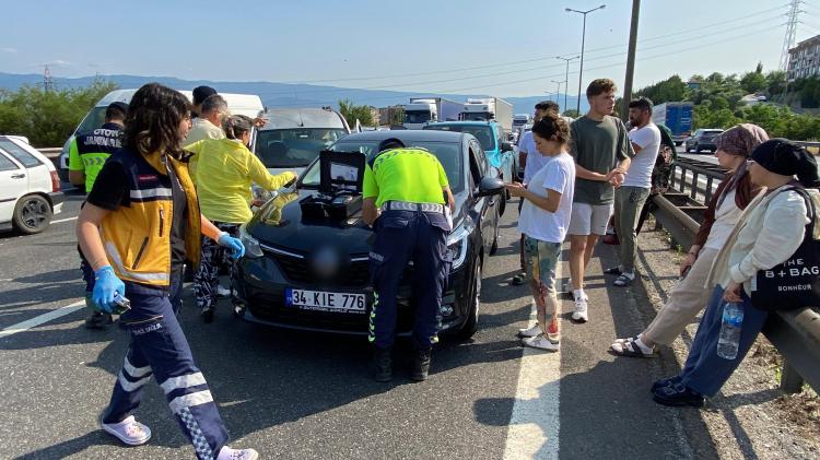 <p>Kaza, İzmit ilçesi TEM Otoyolu Ankara istikameti Kuruçeşme Hatipköy mevkiinde meydana geldi. </p>