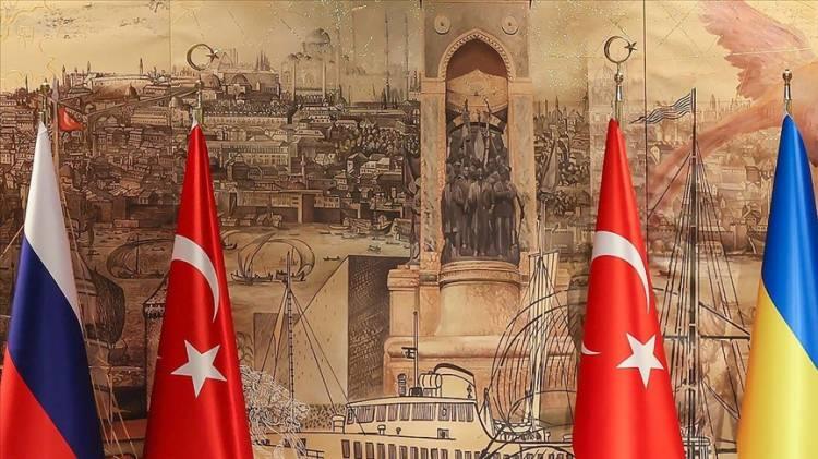 <p><span style="color:#B22222"><strong>İSTANBUL'DA SUNULAN RUS TEKLİFİ: NATO’DAN VAZGEÇİN, SİLAHLARI AZALTIN</strong></span></p>

<p><br />
Haberde, Rusya’nın İstanbul’daki son müzakerelerde sunduğu şartlara da yer veriliyor. Buna göre, Moskova; Kırım ve kısmen işgal edilen dört bölgenin ilhakının tanınmasını, Ukrayna'nın NATO hedeflerinden vazgeçmesini ve ordusunun boyutunun kısıtlanmasını talep ediyor. </p>
