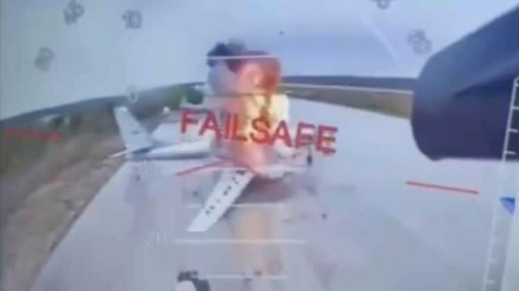 <p>Yayınlanan görüntülerde drone'ların havadan spiral çizerek Tu-95MS ve Tu-22M stratejik bombardıman uçakları ile A-50 casus uçaklarına iniş yaptığı ve kendilerini patlattığı görülüyor. Saldırı sonrası pistte alevler içinde yanan uçak enkazları dikkat çekiyor.</p>
<p> </p>