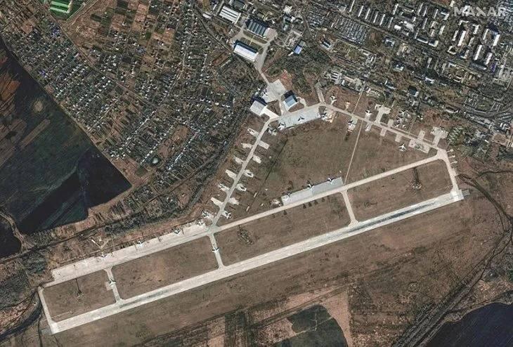 <p>Pazar günü, uzaktan kumandalı Ukrayna İHA'ları Rusya'da saklandıkları yerden çıkarıldı ve saldırıya başladı. İşleri bittiğinde, en az bir düzine askeri uçak harabeye dönmüştü.</p>