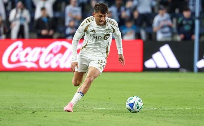 <p>Cengiz Ünder<br />
<br />
Yaş: 27<br />
<br />
Kulüp: Fenerbahçe<br />
<br />
Mevki: Sağ kanat<br />
<br />
Piyasa değeri: 7.5 milyon Euro</p>