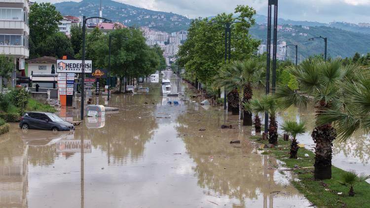 <p>Trabzon İçmesuyu ve Kanalizasyon İdaresi (TİSKİ), Karayolları ve itfaiye ekipleri, su baskınlarına müdahale ederek, tıkanan mazgalları açıp, yollarda biriken suyu tahliye etmeye çalıştı. Trafik polisleri de göle dönen yollarda güvenlik önlemi aldı.</p>
<p> </p>