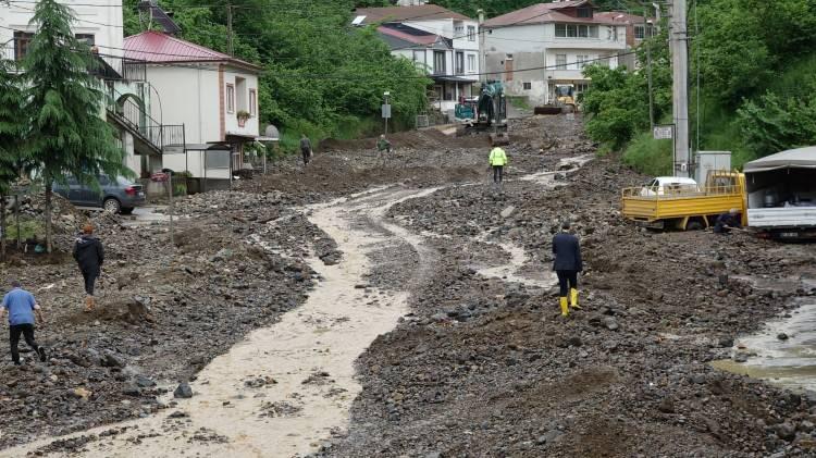 <p>Ekiplerin müdahalesiyle araçlarında ve iş yerlerinde mahsur kalan vatandaşlar kurtarılırken su basan iş yerleri ve bodrum katlardaki evlerde temizlik çalışmaları devam ediyor.</p>
<p>Yüksek kesimli bazı mahallelerde toprak kaymaları nedeniyle yollar ile tarım arazileri zarar gördü. Zarar gören araçlarda hasar tespit çalışmaları sürüyor.</p>