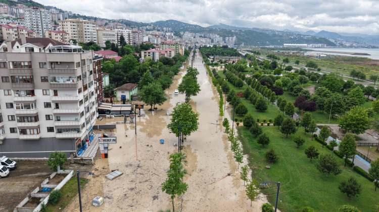 <p>Ekipler, iş makineleri eşliğinde, özellikle sahil kesimini vuran sağanak sonrası, temizlik ve onarım çalışmalarını sürdürüp, selin izlerini silmeye çalışıyor. Suların çekilmeye temizlik çalışmalarına hız verilen kente, çevre illerin belediyelerinden de takviye ekip ile vidanjörler yönlendirildi.</p>
<p> </p>