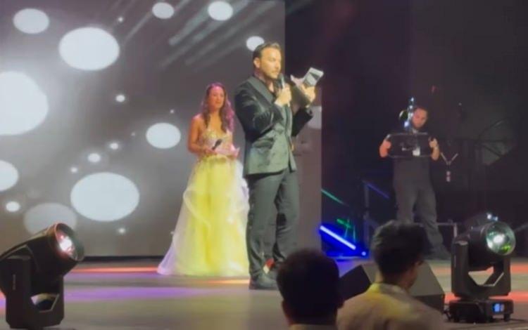 <p>Sinan Akçıl, Almanya'da düzenlenen törende Türkiye'nin ve Ortadoğu'nun en büyük 'Hit Maker' ödülünün sahibi oldu.</p>
<p> </p>