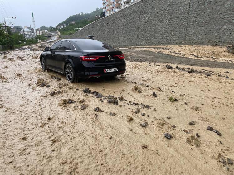 <p>Yollarda su birikmesi nedeniyle trafik akışında zaman zaman aksama yaşandı.</p>
<p> </p>