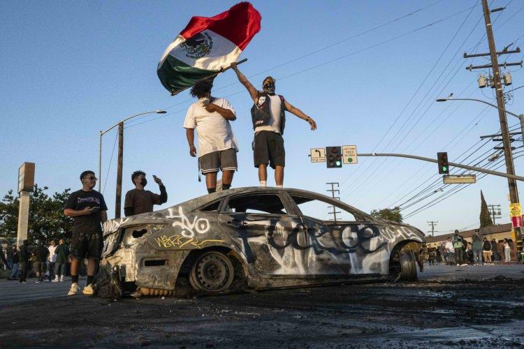 <p>Leavitt,<strong><em> "Son günlerde, şiddet yanlısı kişiler Los Angeles'ta sınır dışı etme operasyonları yürüten ICE memurlarına ve federal kolluk kuvvetleri ajanlarına saldırdı" dedi. </em></strong></p>

<p> </p>

