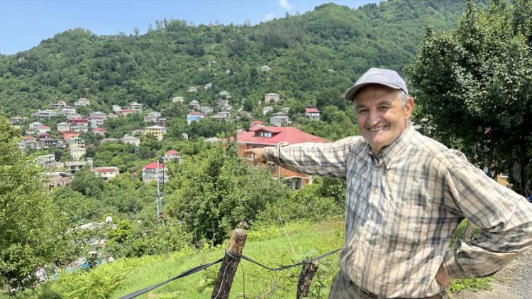 <p>Gürcistan'da teyzesi ve kuzenlerinin yanı sıra babasının amcası ve halaları ile bu akrabalarının çocuklarının olduğunu belirten Çakır,<strong> "Akrabamız çok. Çakıroğlu sülalesinin üçte ikisi Gürcistan tarafında kalmış." </strong>dedi.</p>