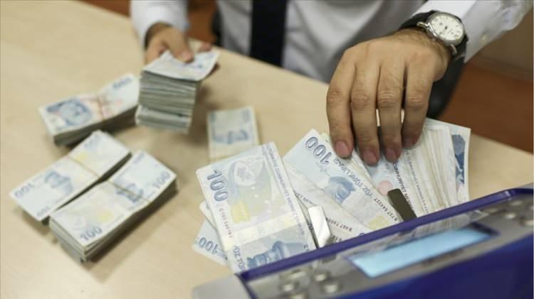 <p>Memur ve memur emeklileri ise yüzde 9,6'lık enflasyon farkı dahil toplamda yüzde 15,14 zamma hak kazanacak.</p>
<p> </p>
<p> </p>