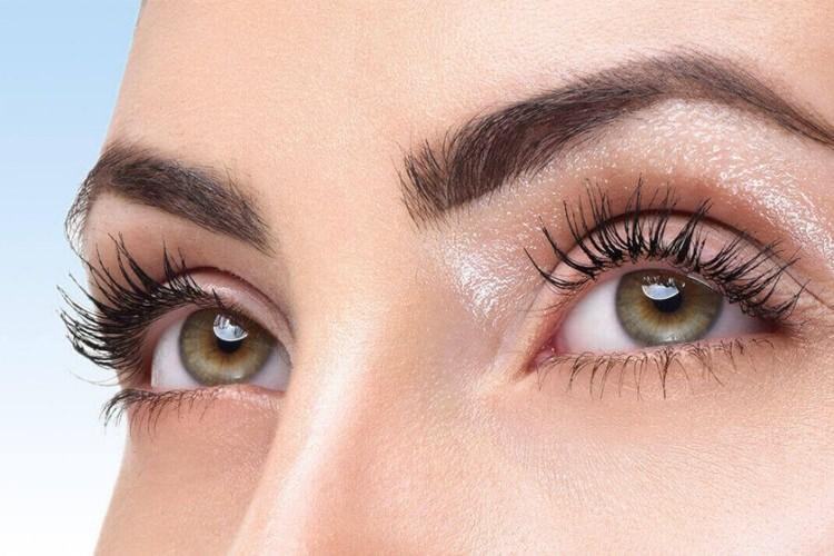 <p><span style="color:#B22222"><strong>UZMANLARDAN NET UYARI: DENEMEYİN</strong></span></p>
<p> </p>
<p> </p>
<p>Göz sağlığı uzmanları, bu popülerleşen akıma karşı özellikle gençleri uyarıyor. Kirpiklerin kesilmesi, onları koruyucu işlevlerinden mahrum bırakıyor; bu da gözleri savunmasız hale getiriyor. Artan enfeksiyon riski, göz kuruluğu ve içe büyüyen kirpiklerin yarattığı tahriş gibi sorunlar, bu trendin beraberinde getirdiği tehlikeler arasında yer alıyor.</p>