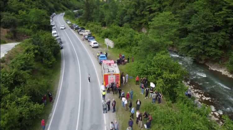 <p>Sürücü Ş.S. ilk müdahalenin ardından ambulansla Araklı Bayram Halil Devlet Hastanesi’ne kaldırılırdı. Araçtan çıkarılan Güzeldal çiftinin cenazeleri ise otopsi için Trabzon Adli Tıp Kurumu'na gönderildi. Kazayla ilgili soruşturma başlatıldı. </p>