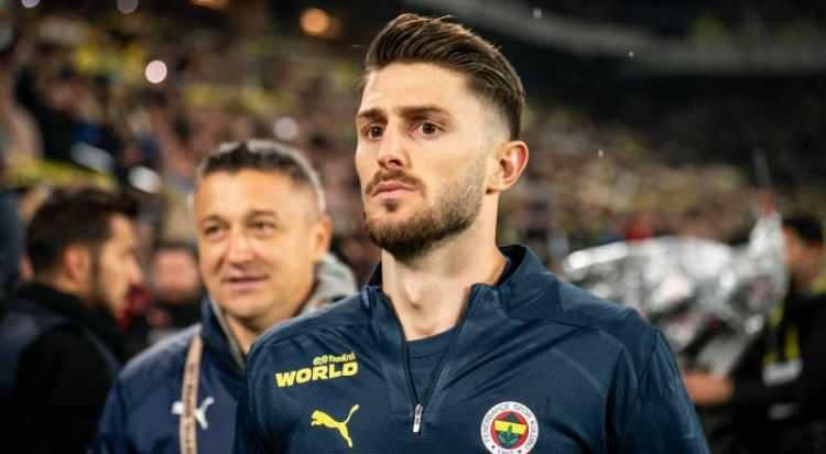 <p>Arda Turan'ın yeni takımı Shakhtar Donetsk, Fenerbahçe'nin milli futbolcusu İsmail Yüksek'i istiyor.<br />
<br />
Öte yandan Arda Turan'ın İsmail Yüksek transferinde 2 rakibi de var.<br />
<br />
Fransa Ligue 1 ekibi Marsilya ve Almanya Bundesliga'nın yeni ekibi Köln de İsmail Yüksek ile ilgilenen takımlar arasında.<br />
<br />
(SABAH)<br />
</p>