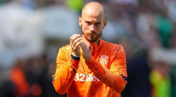 <p>Trabzonspor, Vaclav Cerny için harekete geçiyor. Wolfsburg yıldız isim için 8-10 milyon euro talep ediyor.<br />
<br />
(FANATİK)</p>
