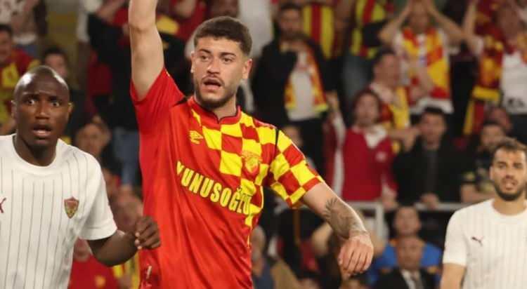 <p>Jose Mourinho, Göztepe'nin golcüsü Romulo'nun transferine sıcak bakıyor. Fenerbahçe'nin aklındaki tek soru işareti, Romulo için istenen 15 milyon euroluk bonservis.<br />
<br />
(TAKVİM)</p>