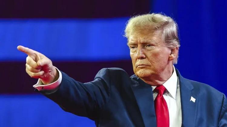 <p><strong>NEDENLER</strong></p>
<p> </p>
<p><strong>Trump, Cumhuriyetçi tabanda hâlâ güçlü destek buluyor ve parti içindeki ana güç merkezi.</strong></p>
<p> </p>
<p>Musk ile yaşadığı son gerilimler ve karşılıklı suçlamalar, Trump’ın muhafazakâr taban tarafından “mücadeleci ve sert lider” imajını güçlendirdi.</p>
<p> </p>
<p><strong>Ancak bu gerilim, teknoloji ve yenilikçi seçmenler ile daha genç Cumhuriyetçiler arasında olumsuz algı yaratıyor.</strong></p>
<p> </p>
<p>Trump’ın Epstein iddiaları ve Musk’ın bunu gündeme getirmesi, bazı bağımsız ve ılımlı seçmenleri tereddütte bırakabilir.</p>
<p> </p>
<p><strong>Yine de Cumhuriyetçi seçmenlerin büyük çoğunluğu Trump’a sadık kalıyor.</strong></p>