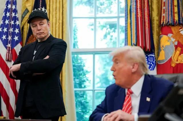 <p>ABD Başkanı Donald Trump ve milyarder iş insanı Elon Musk, dün sosyal medya üzerinden birbirleriyle tartıştı. İki isim arasındaki gerilim bir süredir basına yansırken, Musk Trump’ın adının Jeffrey Epstein davasında geçtiğine, Trump ise ABD hükümetinin Trump’ın şirketleriyle yaptığı anlaşmalara son verebileceğine işaret etti.</p>
<p> </p>