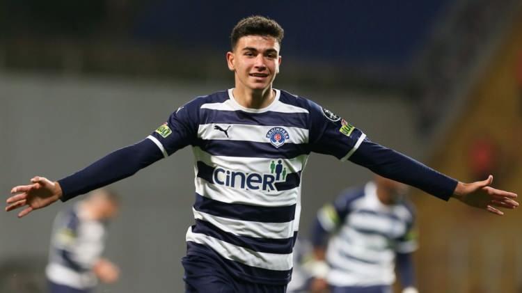 <p>Yasin Özcan<br />
<br />
Yaş: 19<br />
<br />
Kulüp: Aston Villa<br />
<br />
Mevki: Stoper<br />
<br />
Piyasa değeri: 7.5 milyon Euro</p>
