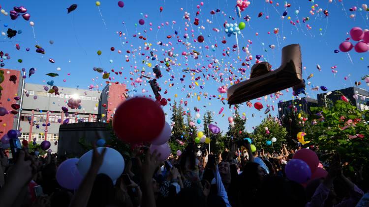 <p><span style="color:#A52A2A"><strong>BİNLERCE KİŞİ ELİF İÇİN BALON UÇURDU</strong></span></p>

<p>Çağrısı üzerine üniversite öğrencileri harekete geçerek etkinliğe katılarak gökyüzüne binlerce balon bırakmıştı. </p>
