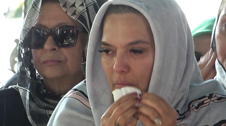Ünlü şarkıcının acı günü! Demet Akalın cenazede gözyaşlarını tutamadı