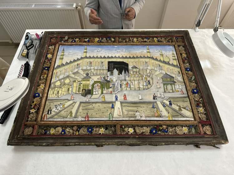 <p>Restorasyon uygulamalarının gelecek ay tamamlanması planlanan bu özel tablo, Kabe'nin yalnızca bir ibadet merkezi değil, aynı zamanda hatırlanmak, korunmak ve gelecek nesillere aktarılmak istenen bir kültürel hafıza mekanı olduğunu belgeliyor.</p>