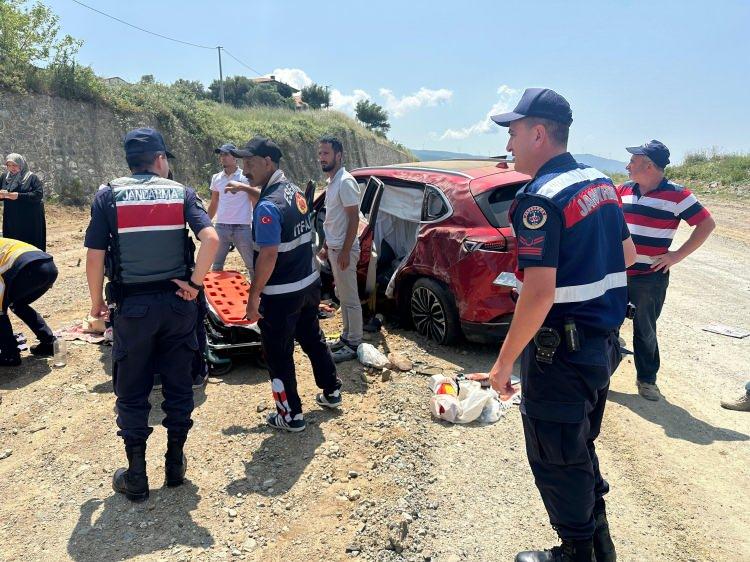 <p>Kazada sürücü H.B. ve araçtaki Ş.K. (59) hafif şekilde yaralandı. Yaralılar, olay yerine gelen 112 Acil Servis ekipleri tarafından ambulansla Çınarcık Devlet Hastanesi'ne kaldırıldı.</p>