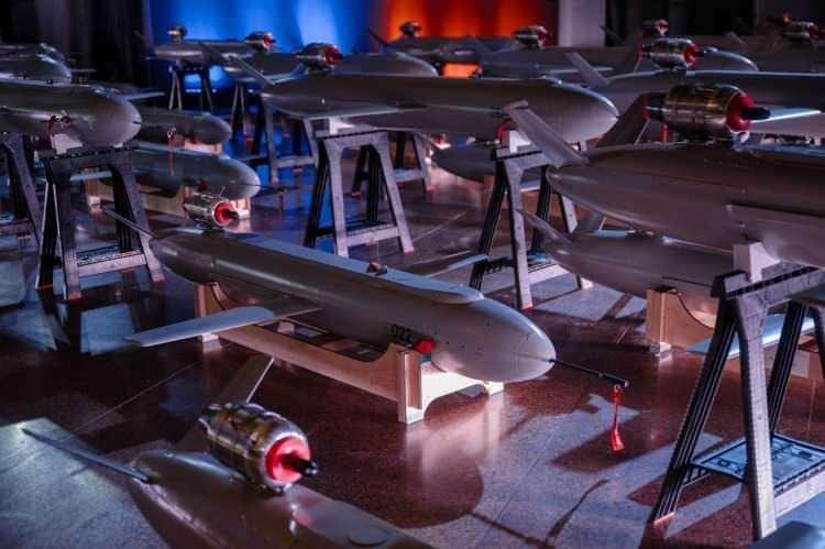 <p><span style="color:#B22222"><strong>UKRAYNA’NIN DRONE ENDÜSTRİSİ: YENİ CEPHE GÜCÜ</strong></span></p>
<p> </p>
<p><strong>Ukrayna'nın cephedeki insan gücü açığını ileri seviye drone üretimiyle kapatmaya çalıştığı belirtilen haberde, ülkenin geçen yıl 2.2 milyon drone ürettiği ve bu yıl hedefin 4.5 milyon olduğu ifade edildi.</strong> Buna karşın Rusya’nın İran desteğine rağmen drone yarışında geri kaldığı öne sürüldü.</p>