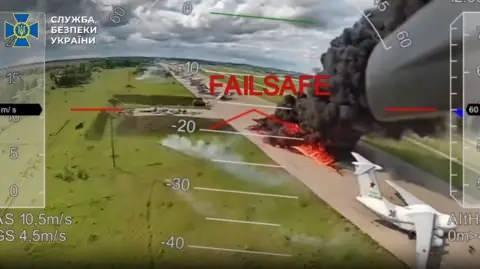 <p>Konteynerlerin kapakları açılınca drone sürüleri dışarı çıkarak hedeflerine yöneldi.</p>
<p> </p>