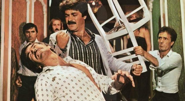 <p>Uzun süredir gözlerden uzak bir yaşam süren 75 yaşındaki oyuncu, kalbindeki ve bacaklarındaki damar tıkanıklığı nedeniyle hastaneye kaldırılarak yoğun bakıma alındı.</p>