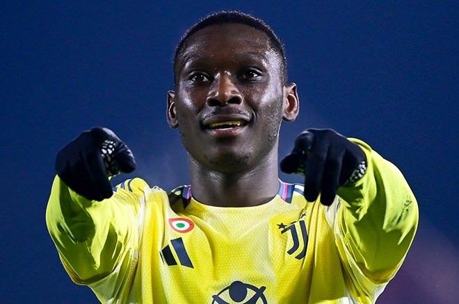 <p><strong>FENERBAHÇE'DEN 115 MİLYON EUROLUK OPERASYON</strong><br />
<br />
Fenerbahçe'de transfer çalışmaları büyük hız kazanmış durumda.<br />
<br />
Gelecek sezon ses getirecek bir kadro kurmayı planlayan yönetim, iyi ilişkiler kurduğu kurduğu PSG'den ayrılması beklenen Kolo Muani, Gonçalo Ramos, Marco Asensio ve Kang-in Lee için görüşmelerde bulunuyor.<br />
</p>