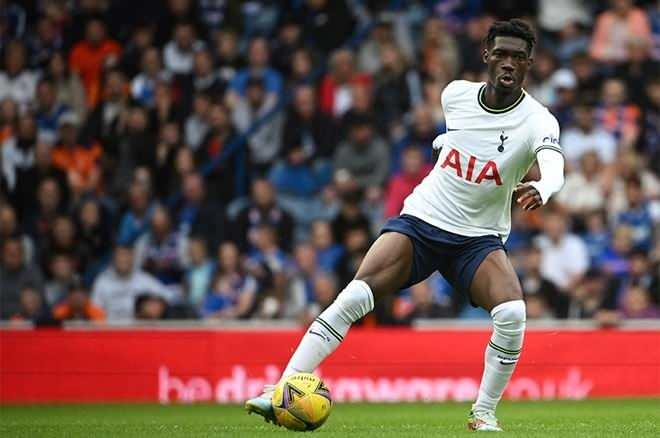 <p>Orta saha takviyesi yapacak olan Fenerbahçe'nin Tottenham'dan Bissouma ile ilgilendiği aktarıldı. Sarı-lacivertliler, yıldız futbolcuyu satın alma opsiyonuyla kiralamak istiyor.<br />
<br />
​(FANATİK)</p>
