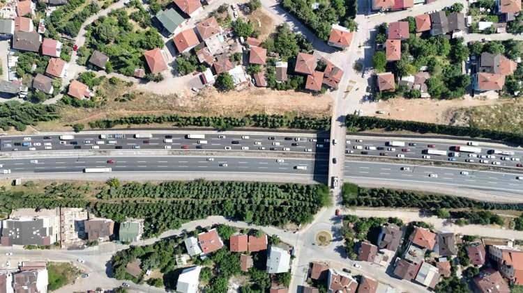 <p>43 ilin geçiş güzergahında bulunan ve “kilit kavşak” olarak adlandırılan Kırıkkale’de de trafik güvenliği için yoğun tedbirler devrede. Kırıkkale-Kayseri D-765 ve Kırıkkale-Samsun D-200 kara yollarında ulaşımın aksamaması için ekipler sahada görev yapıyor.</p>
<p> </p>