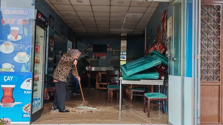 <p>Bugün, yağış yüzünden ilçede hayatın durma noktasına gelmesi akıllara <em><strong>''Alkolden daha önemli sorunlar var'' </strong></em>düşüncesini getirdi.</p>