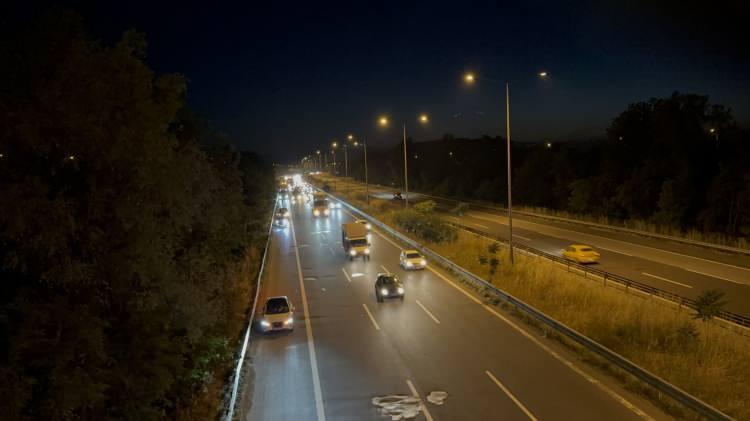 <p>Düzce kesiminde yer alan Yeşilyayla, Gümüşova rampaları, Sinirci, Düzce gişeleri ve Üçköprü mevkilerinde de trafik yoğunluğunun arttığı görülüyor.</p>
<p> </p>
<p> </p>