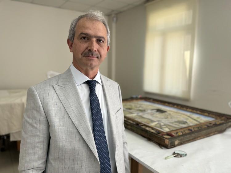 <p><strong>Tablodaki 19. yüzyıla ait tasvirlere ve geçmişte arife günlerinde Topkapı Sarayı'nın Hırka-ı Saadet Dairesindeki uygulamalara ilişkin bilgiler veren Prof. Dr. Abdülhamit Tüfekçioğlu, şunları anlattı:</strong></p>
<p> </p>
<p> </p>
<p><em><strong>"Hırka-ı Saadet Dairesi'nde Kur'an-ı Kerim okuyan hafızın bulunduğu bir yükselti ve zeminde kıble istikametini gösteren bir taş var. Hükümdar da hacılar Arafat'ta vakfeye durduğu zaman duaya buradan katılmış oluyordu. Yani o da aynı heyecanı duymuş oluyordu. Gerek hükümdar, gerek harem ehli yani Valide Sultanlar, diğer insanlar oraya duydukları özlemi bunlarla anlamaya çalışıyorlar. Kabe-i Muazzama nasıl bir mimari? İbadet şekilleri nasıl? İnsanlar nasıl davranıyorlar? Bugün nasıl merak edip de (Kabe'den) fotoğraf görmek istiyorsak o zaman da giden gelenlerin çizmiş olduğu bu minyatürlerden ya da çini üzerine resmedilmiş tasvirlerden anlamak istiyorlardı. Bir de 'Delail-ül Hayrat kitapları var. Hem ibadetin nasıl yapılacağı hakkında önceden bilgi edinmek hem de o tarafa doğru bir ilgi ve inancı gereği, özellikle Peygamber Efendimize salavat-ı şerife getirmeye vesile olsun diye bunları yapmış oluyorlar."</strong></em></p>
<p> </p>