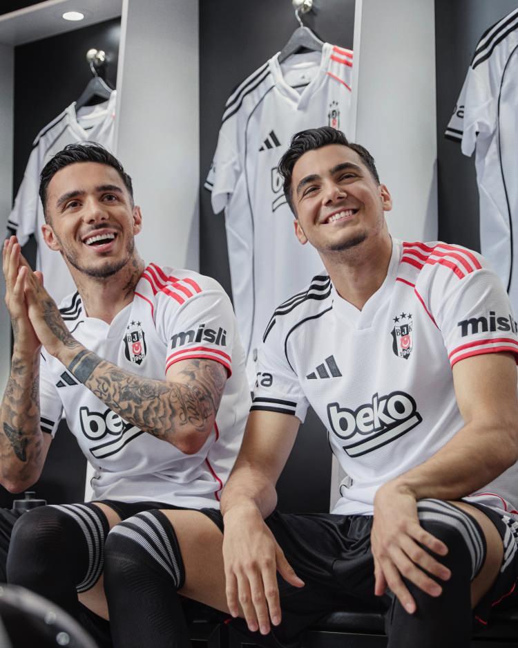 <p>Siyah beyazlılar, adidas sponsorluğunda iç saha, dış saha ve 3. forma çıkardı.</p>