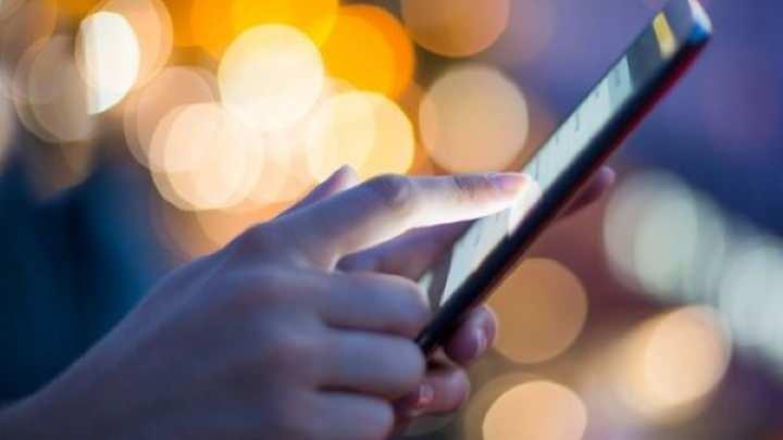 <p>Söz konusu uygulamalar, cihazlara yüklendikten sonra kullanıcıyı sahte bir internet sitesine yönlendiriyor. Burada, dijital cüzdanlara erişim sağlayan ve son derece hassas olan “mnemonic phrase” yani anımsatıcı ifadeler talep ediliyor. Kullanıcı bu bilgileri paylaştığında ise kripto varlıklar dolandırıcıların eline geçiyor.</p>
<p> </p>